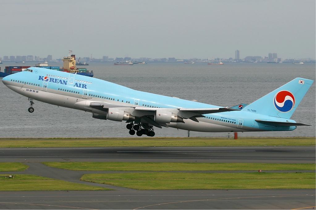 Korean Air Boeing 747-400.