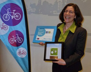 Anne Murray, cycling enthusiast and vice president community and environmental affairs, Vancouver Airport Authority, accepted the HUB Business Award on behalf of YVR for outstanding commitment to commuter cycling.