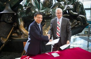 (Left to Right) Mr. Jing Yiming, president, Shanghai Airport Authority, and Craig Richmond, president & CEO, Vancouver Airport Authority, sign a Memorandum of Understanding on Cooperation, designed to reinforce ties between British Columbia and China.